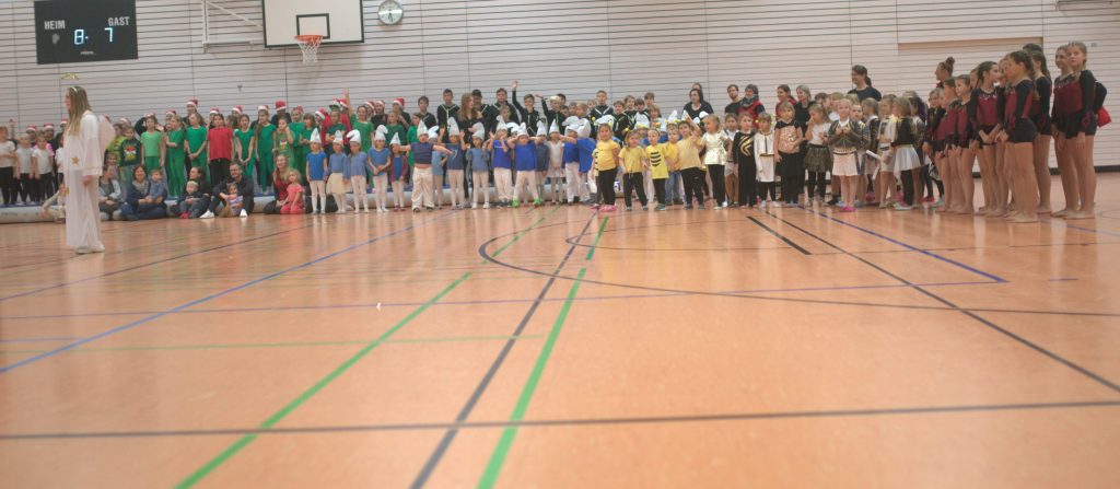 10 Foto vom Weihnachtsturnen in der Glückauf Turnhalle zeigt Gruppenbild mit allen Teilnehmerinnen und Teilnehmer.