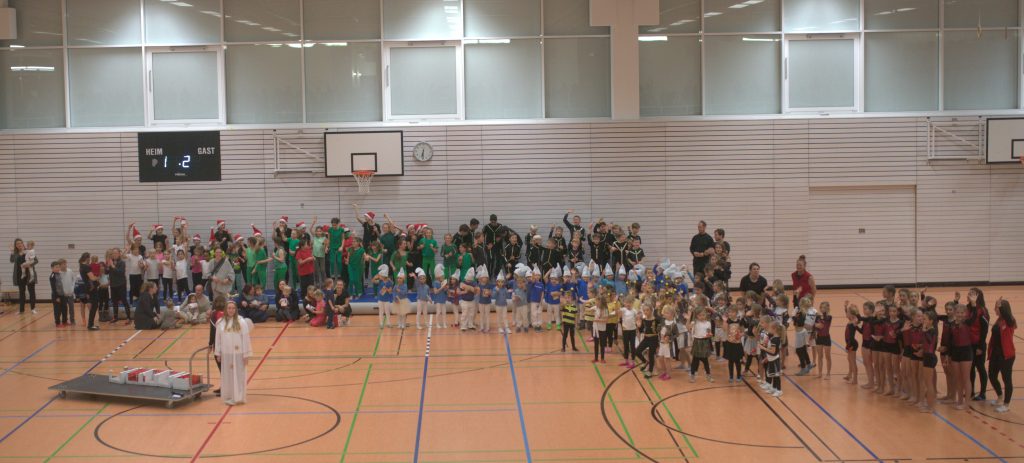 5 Foto vom Weihnachtsturnen in der Glückauf Turnhalle zeigt Gruppenbild mit allen Teilnehmerinnen und Teilnehmer.