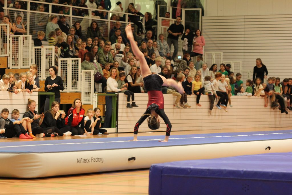 7 Foto vom Weihnachtsturnen in der Glückauf Turnhalle zeigt eine Teilnehmerin im "FlickFlack".